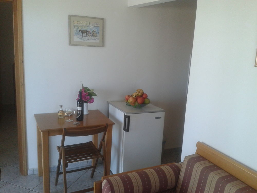 קאטו דרטסו Angela Apartments מראה חיצוני תמונה