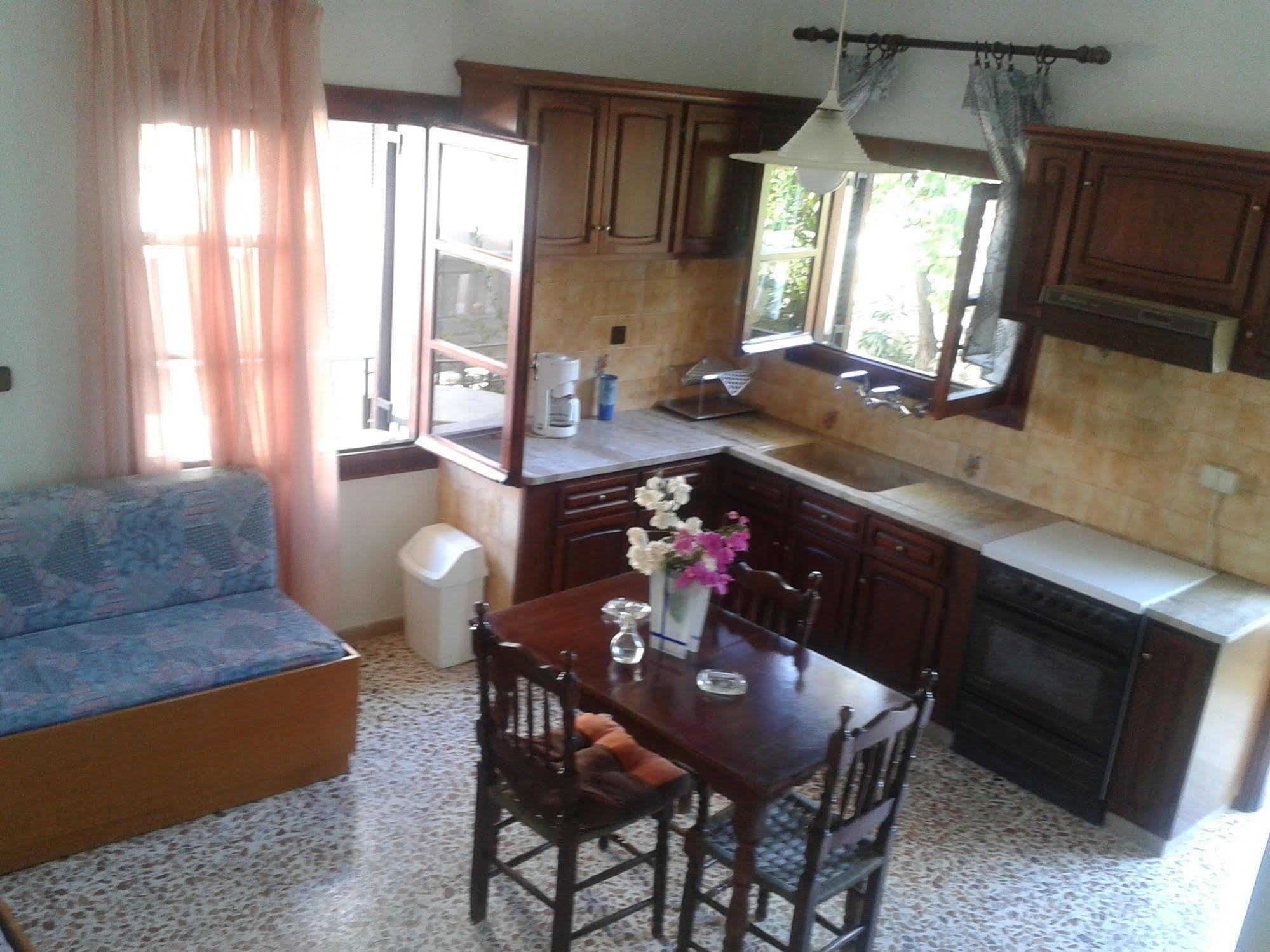 קאטו דרטסו Angela Apartments מראה חיצוני תמונה