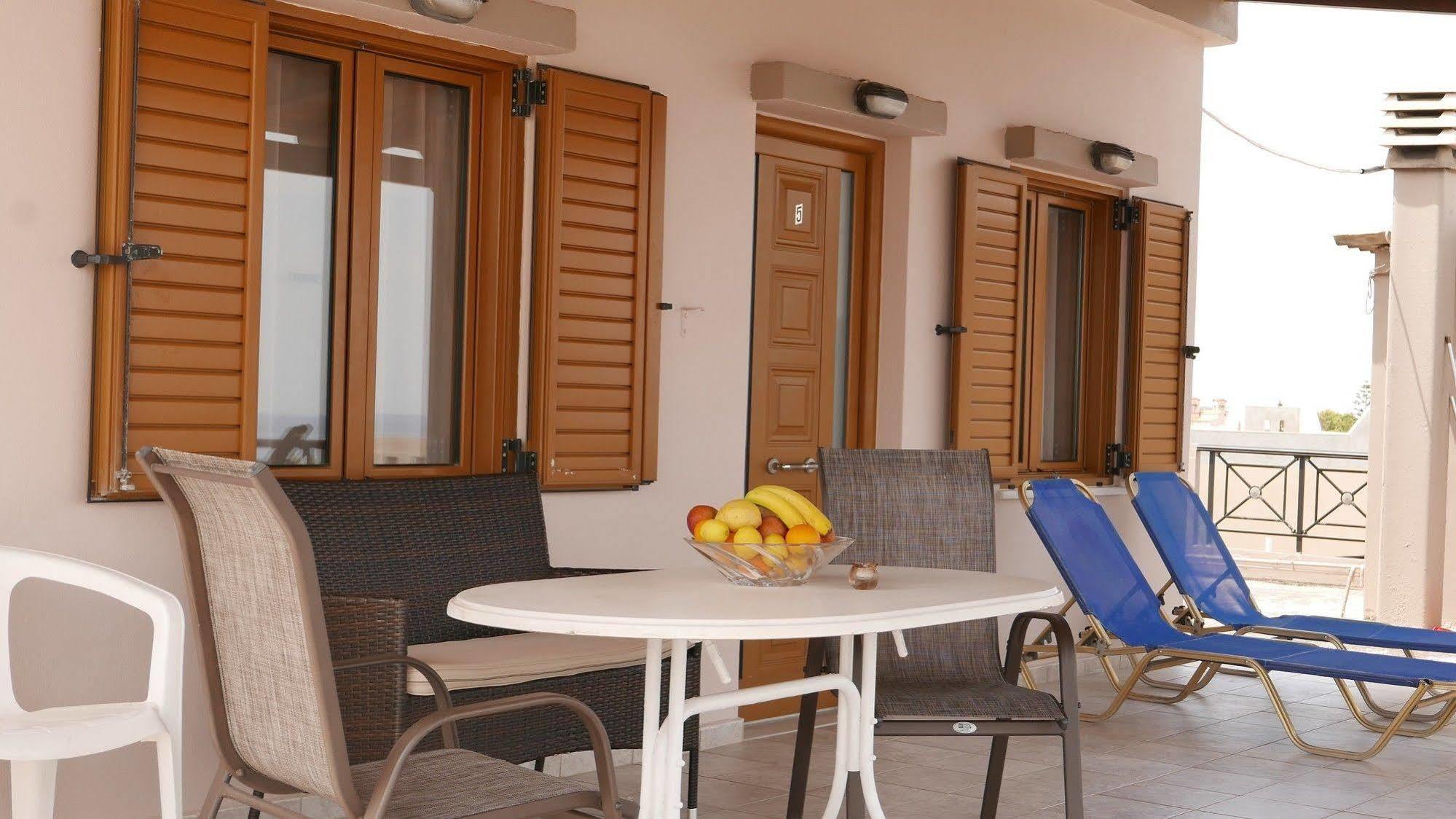 קאטו דרטסו Angela Apartments מראה חיצוני תמונה